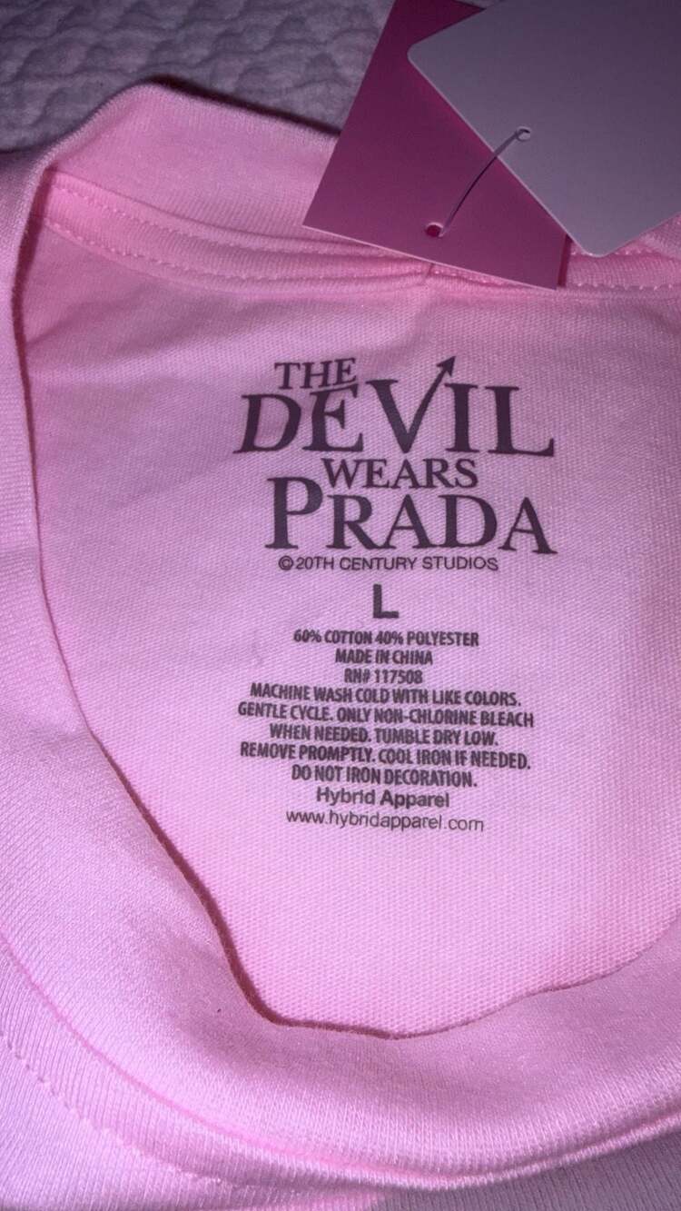NEW Hybrid Apparel The Devil Wears Prada Women’s Large Pink Graphic T-Shirt - Picture 3 of 9